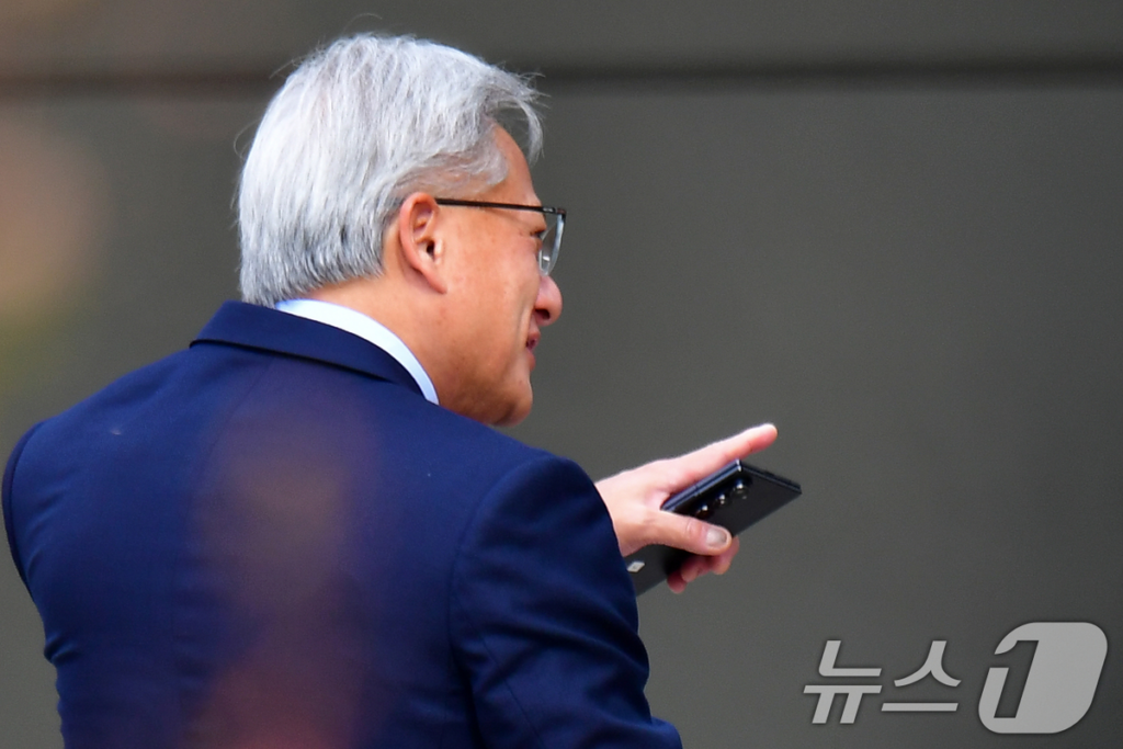 Trump's Surprise Call Reveals Nvidia CEO Uses Samsung's Galaxy Z Fold8